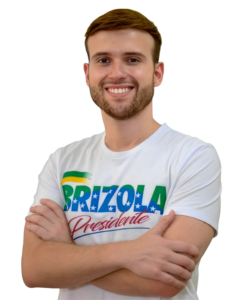 Leo Lupi Pré Candidato a Deputado Estadual - Foto de frente do Léo usando uma Camisa remetendo a campanha de Leonel Brizola e com um largo sorriso